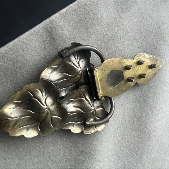 Vintage Leaf Dress Clip - Picture 5 of 5